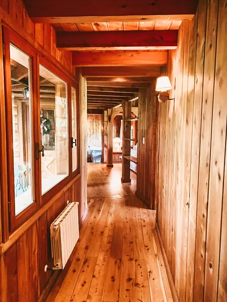 Pasillo interior revestido en madera