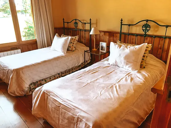 Dormitorio con dos camas de hierro forjado