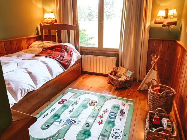 Dormitorio infantil con alfombra de juegos
