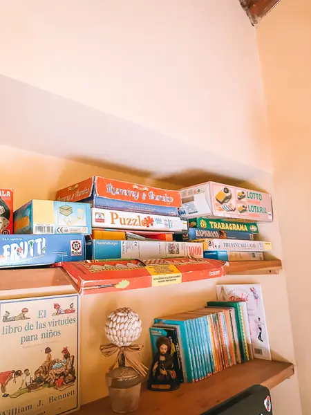 Estante con juegos de mesa y libros