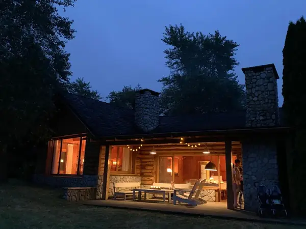 La casa iluminada por la noche