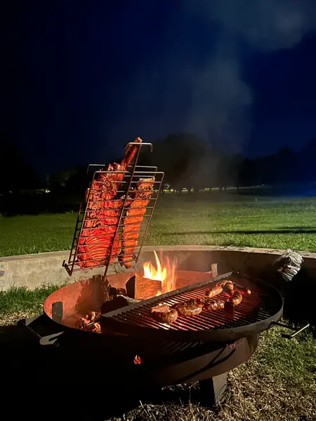 Asado al asador junto al fogón