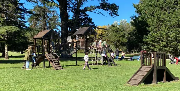 Juegos para chicos en el parque del club