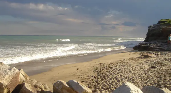 Playa con acantilados de la costa cercana