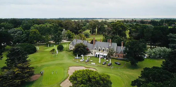 Vista aérea del Club House y la cancha de golf
