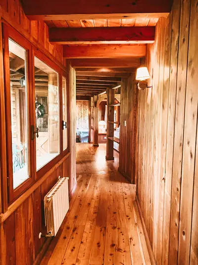 Pasillo interior revestido en madera