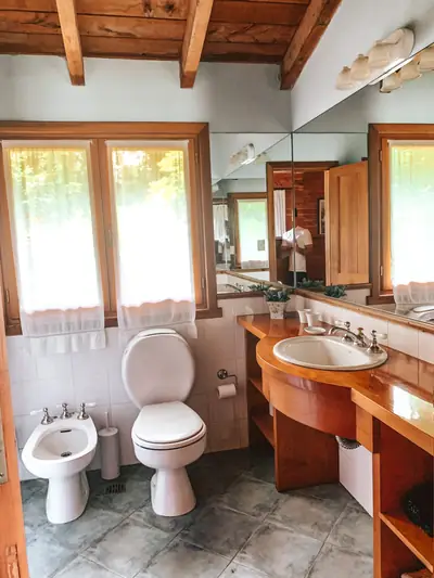 Baño con ventana al parque