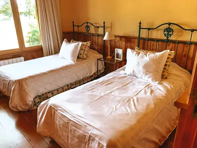 Dormitorio con dos camas de hierro forjado