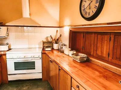 Cocina con horno y mesada de madera