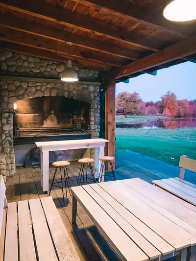 Galería con parrilla y vista al golf al atardecer
