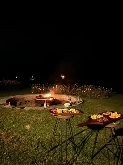 Fogón encendido de noche, con la parrilla lista