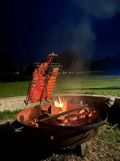 Asado al asador junto al fogón