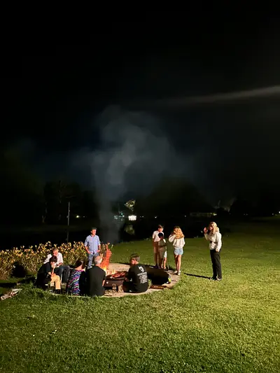 Ronda alrededor del fogón por la noche
