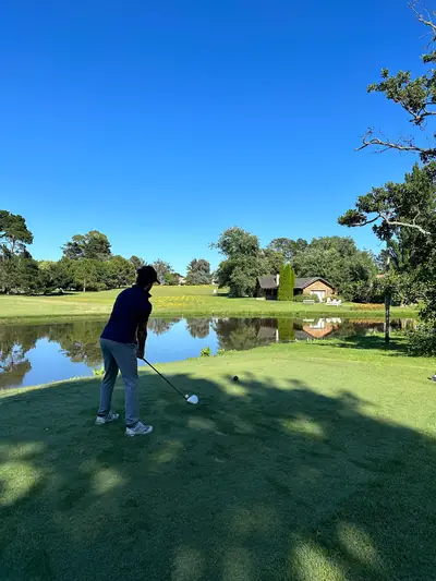 Golfista junto a la laguna en un día de sol