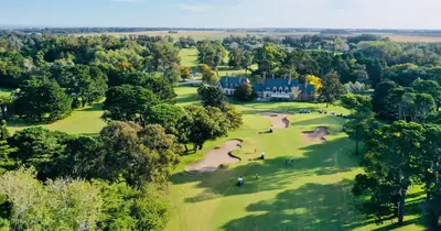 Vista aérea de la cancha de golf y el Club House
