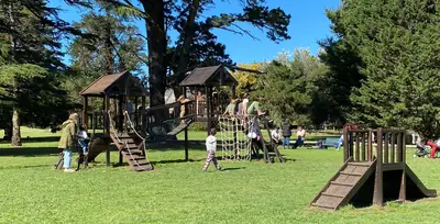 Juegos para chicos en el parque del club