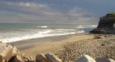 Playa con acantilados de la costa cercana